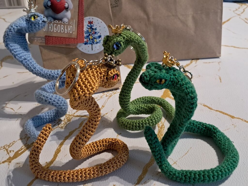 Змея на каркасе