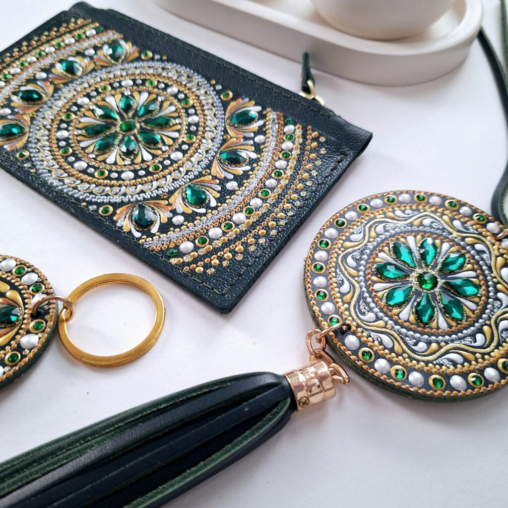 Набор из кожи: Кошелек-мини + оберег-украшение в авто + брелок