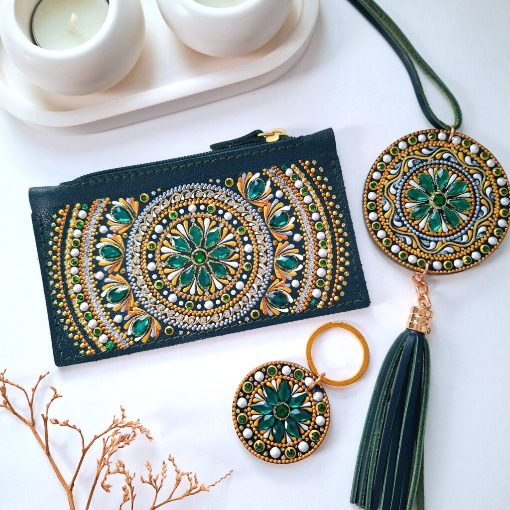 Набор из кожи: Кошелек-мини + оберег-украшение в авто + брелок