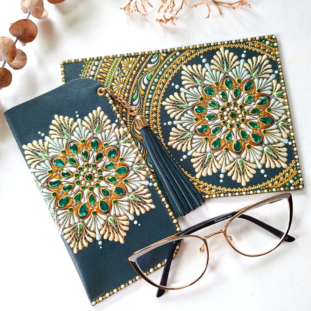 Набор из натуральной кожи: Обложка на паспорт и чехол для очков