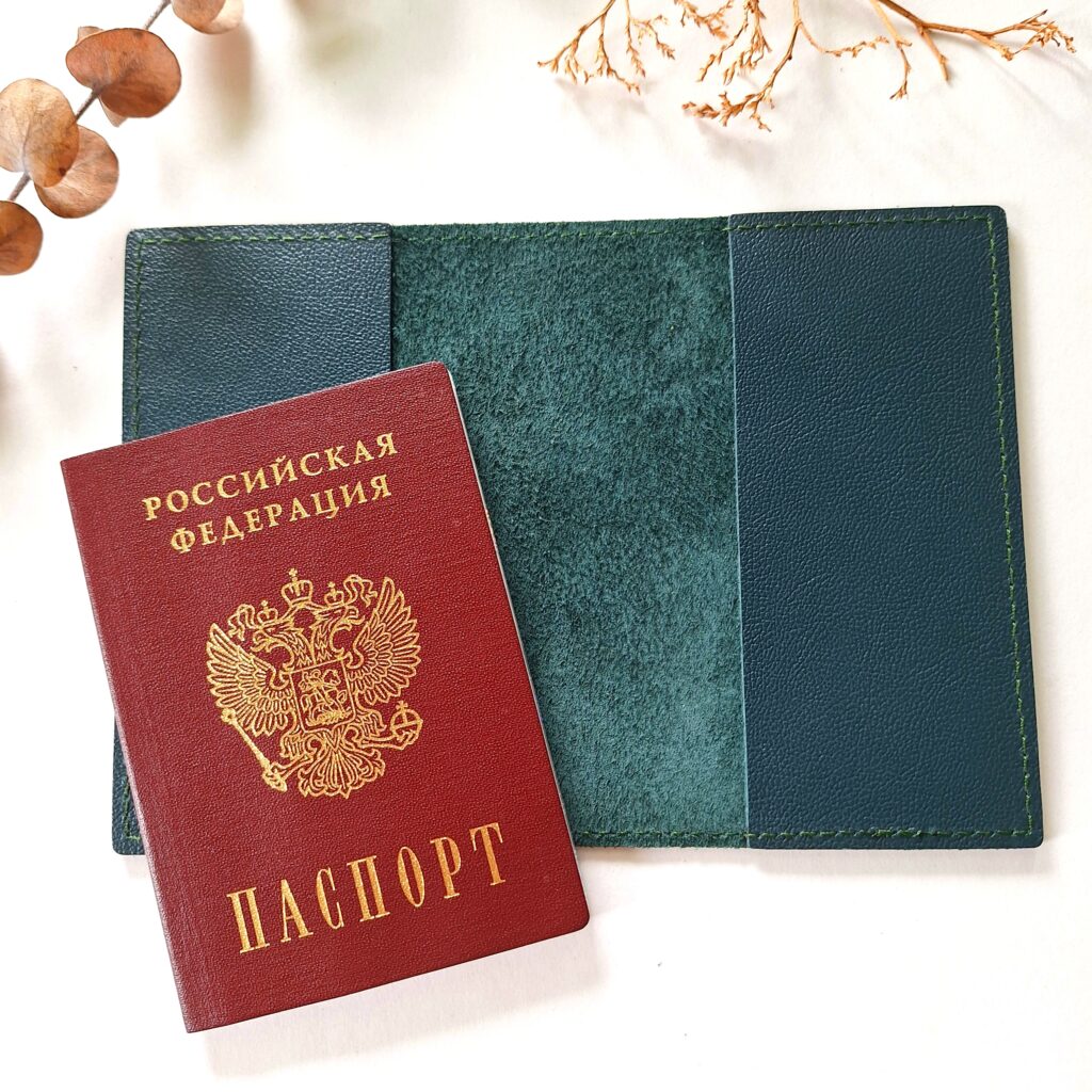Набор из натуральной кожи: Обложка на паспорт и чехол для очков