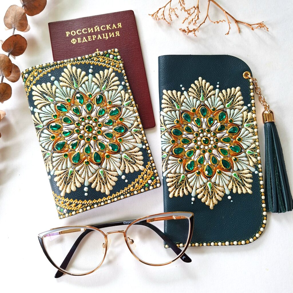 Набор из натуральной кожи: Обложка на паспорт и чехол для очков
