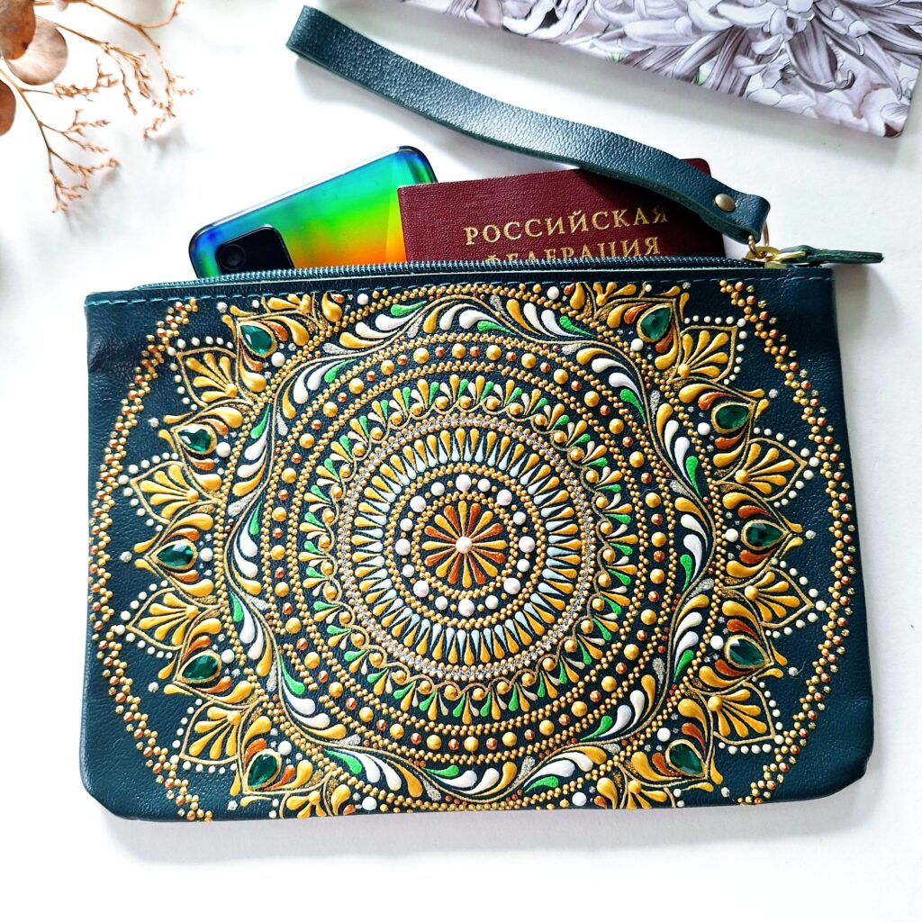 Клатч-косметичка из натуральной кожи.