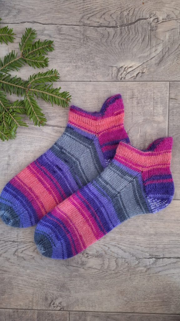 Короткие спортивные носки с запятником.