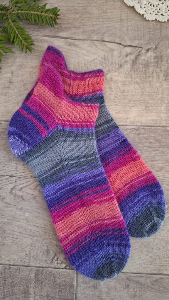 Короткие спортивные носки с запятником.