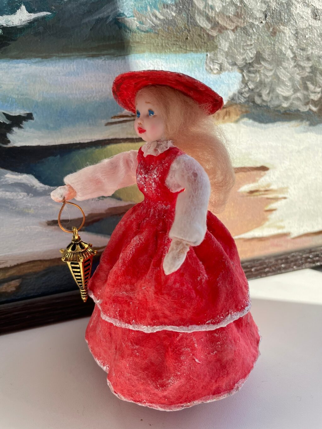 Ватная игрушка «Дама с фонариком»