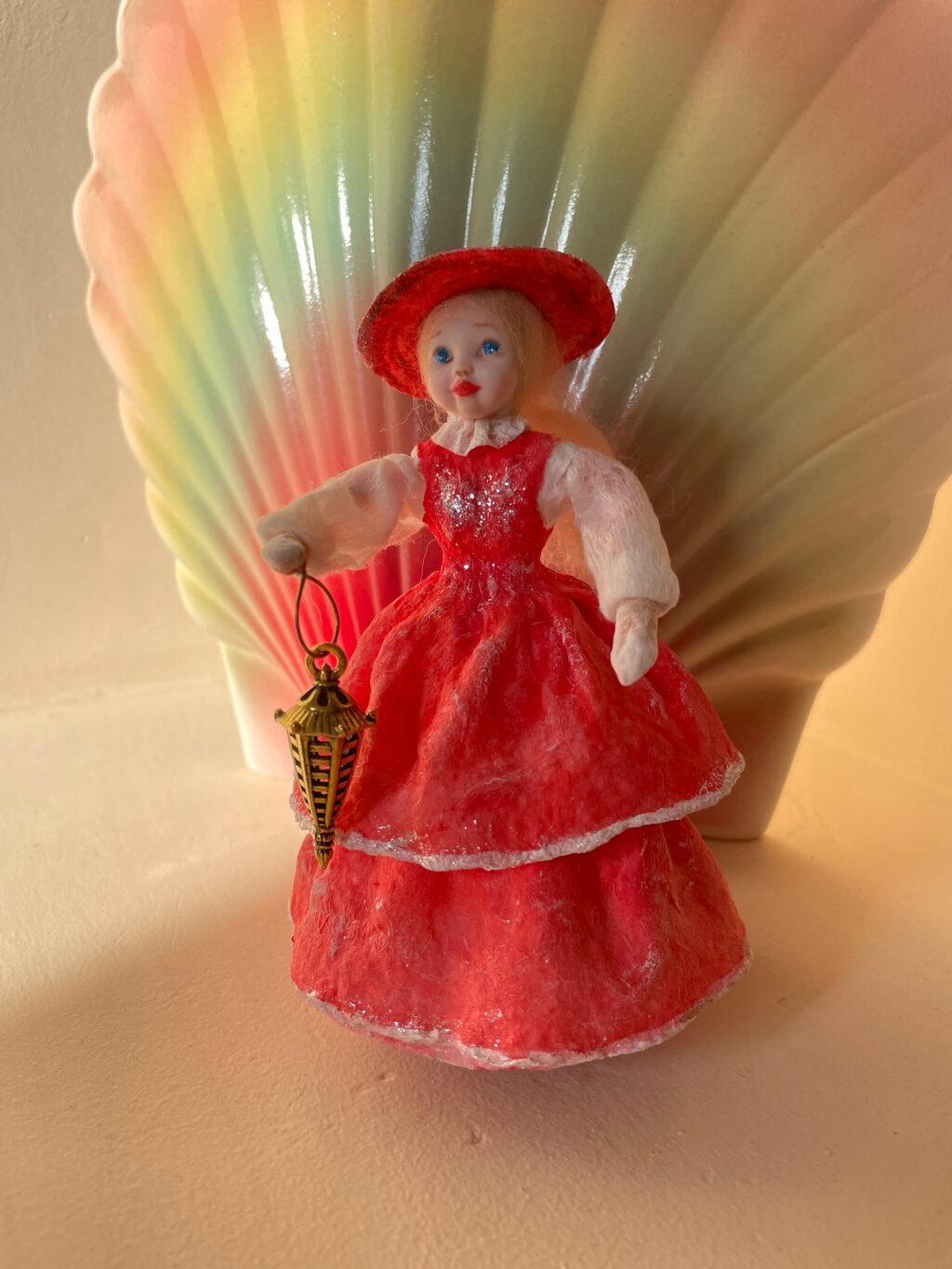 Ватная игрушка «Дама с фонариком»