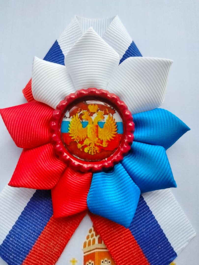 Брошь из ленты триколор