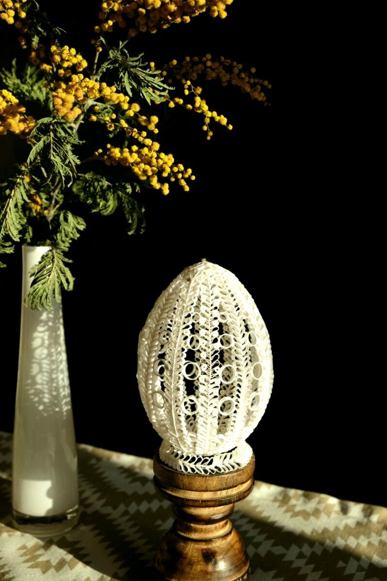 Белое пасхальное яйцо квиллинг ФАБЕРЖЕ
