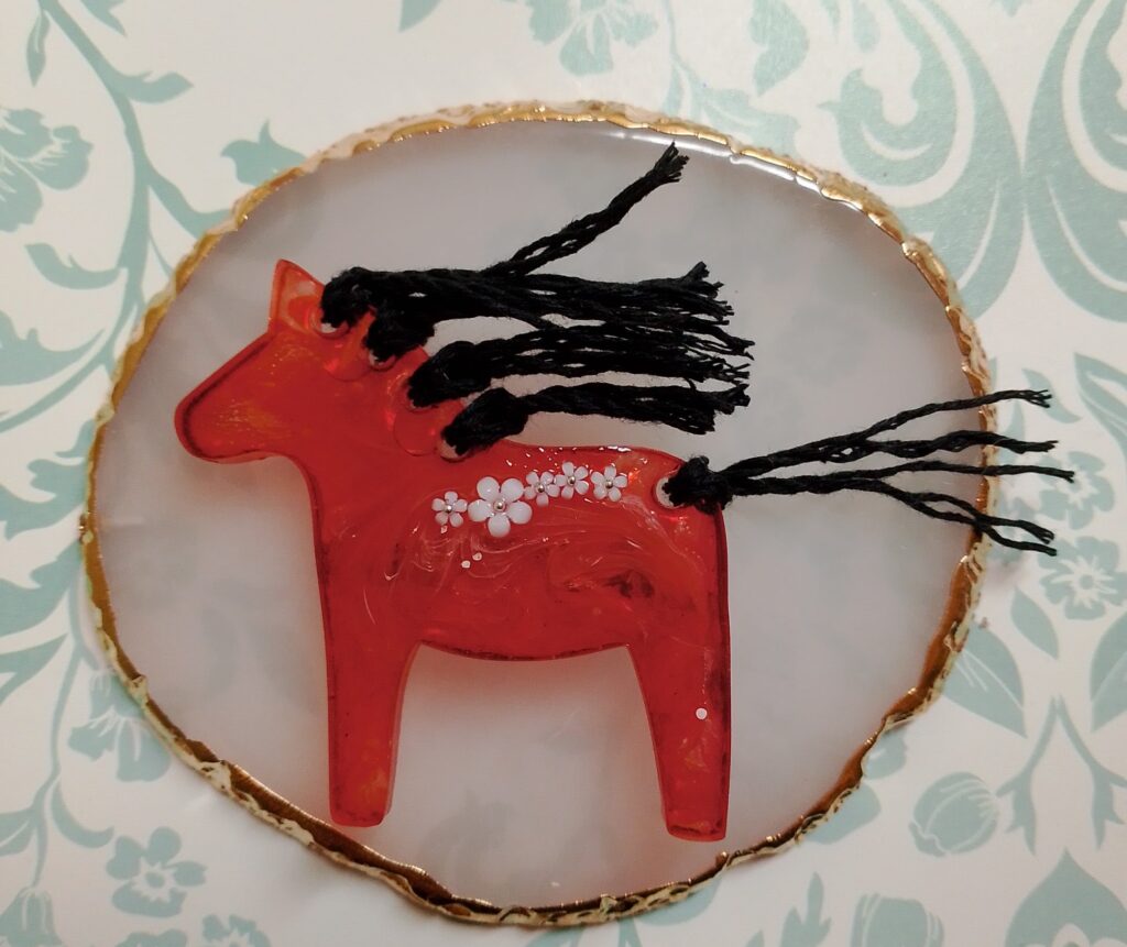 Брошь с красной лошадкой — символом 2026 года