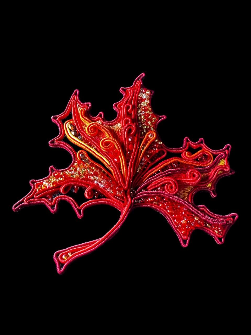 Брошь кленовый лист