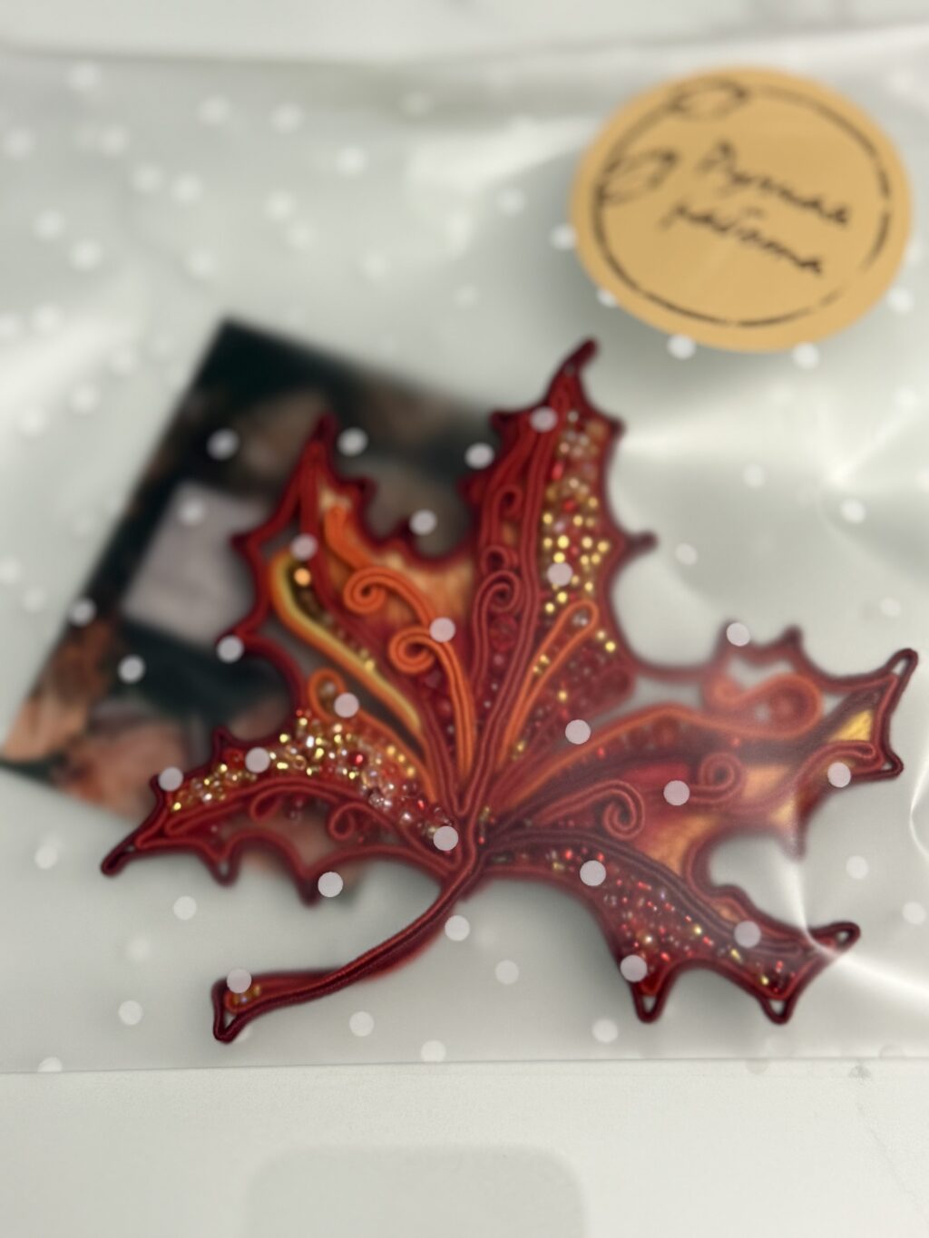 Брошь кленовый лист