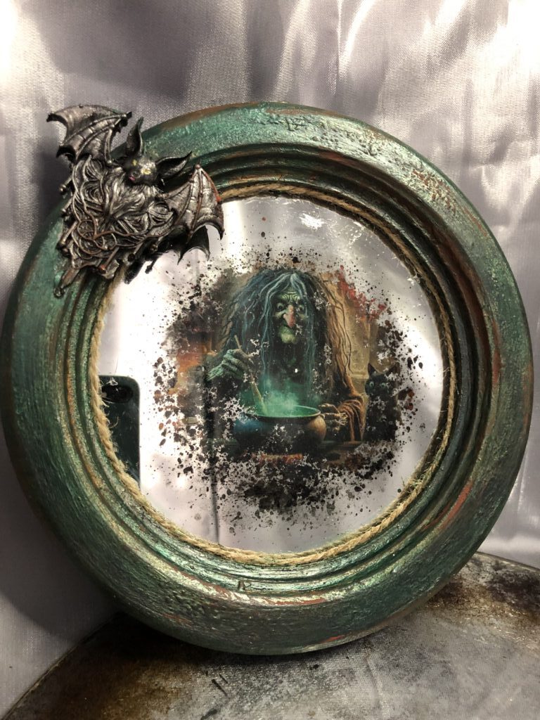 Зеркальная картина «ведьма с котом»