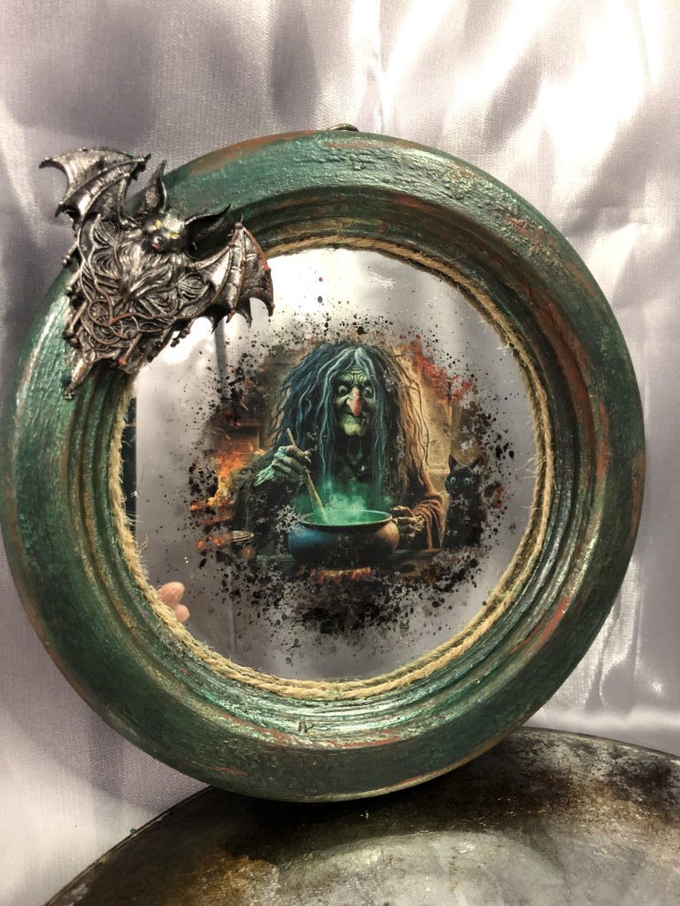 Зеркальная картина «ведьма с котом»