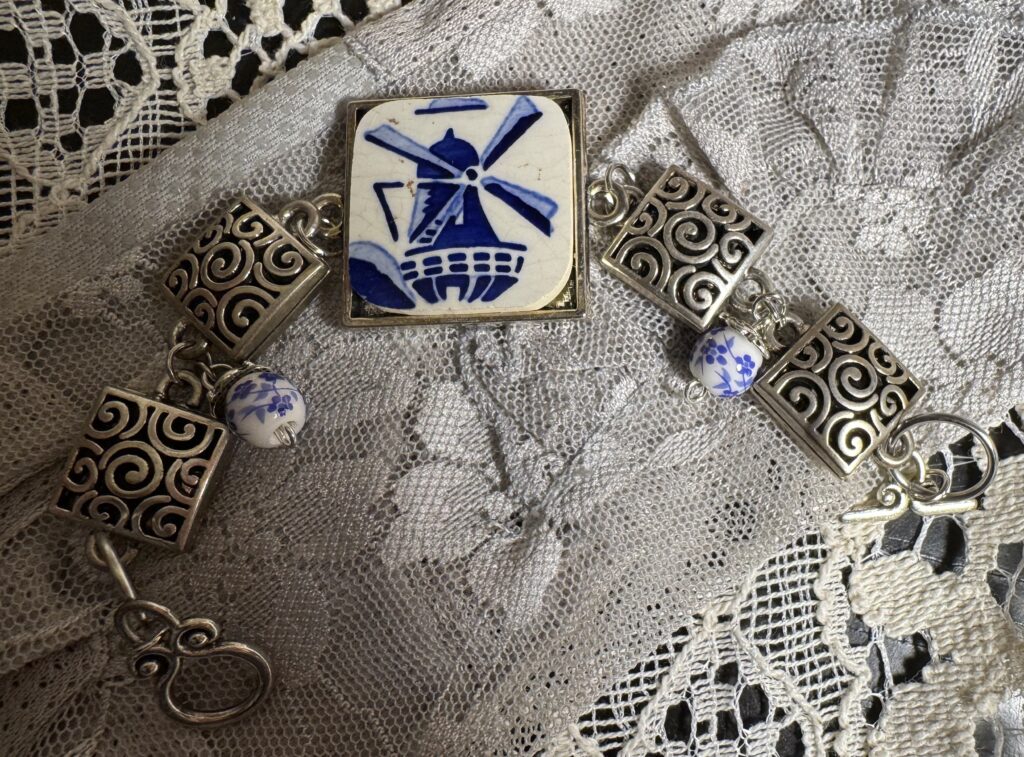 Браслет с фарфором