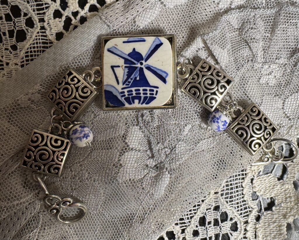 Браслет с фарфором