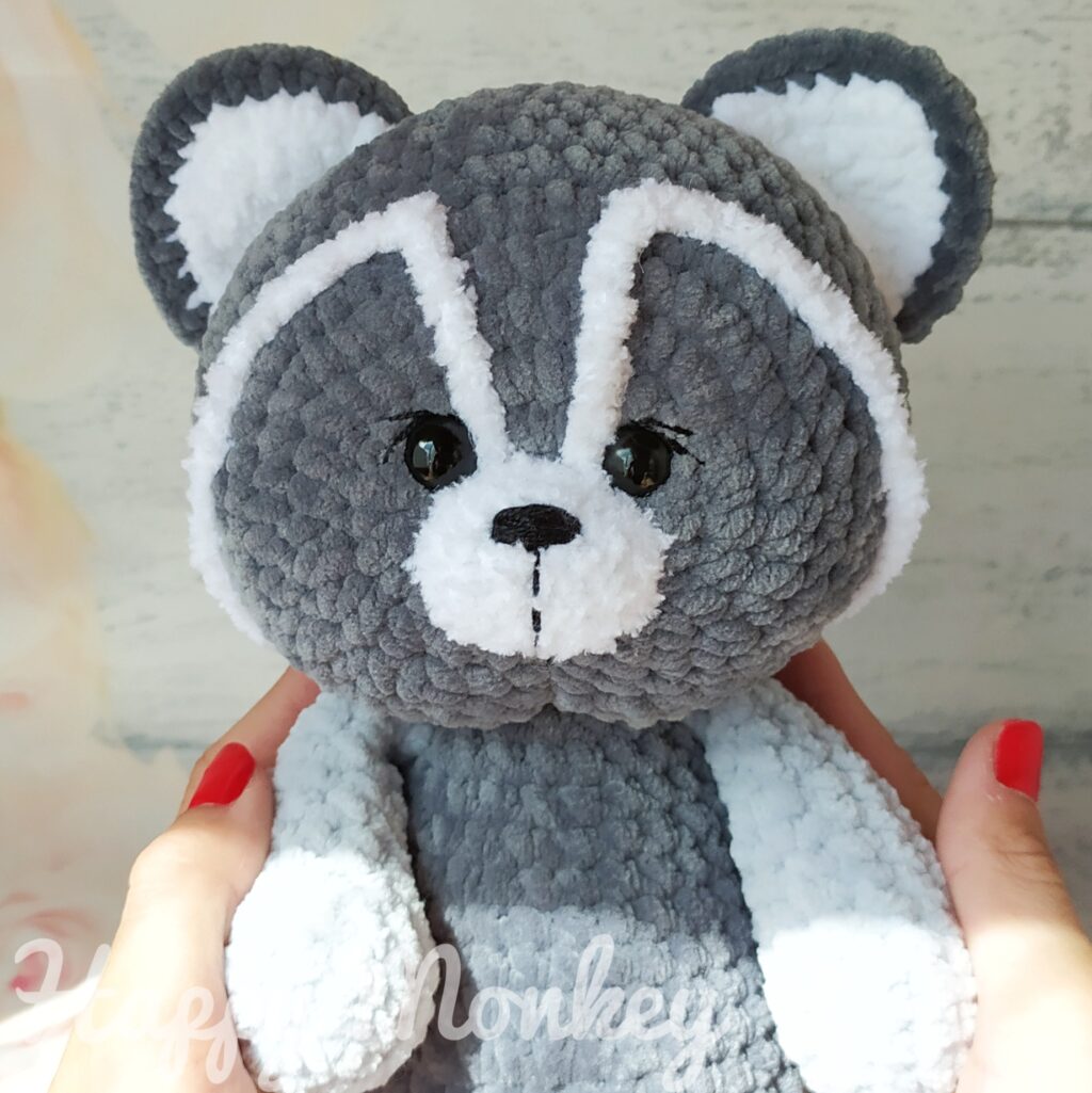 Вязаный енот