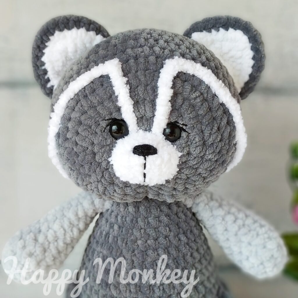 Вязаный енот