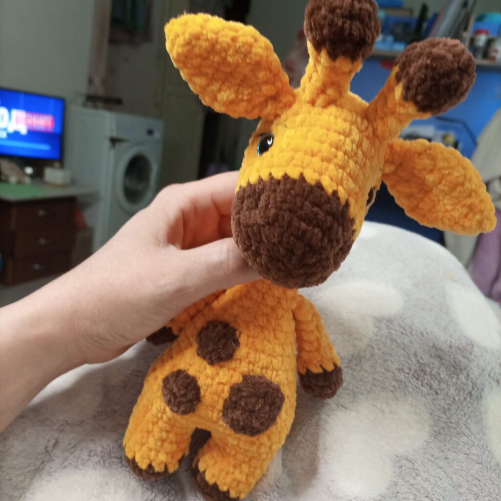 Жираф вязаный