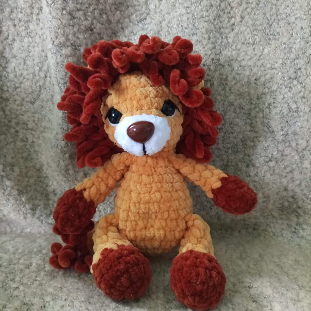 Лев вязаный