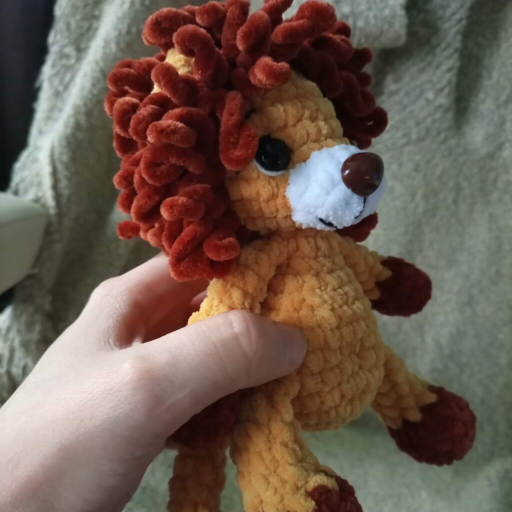 Лев вязаный