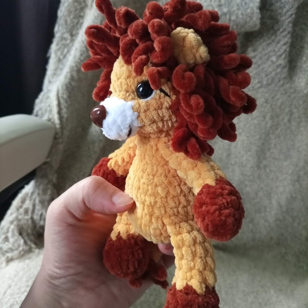 Лев вязаный