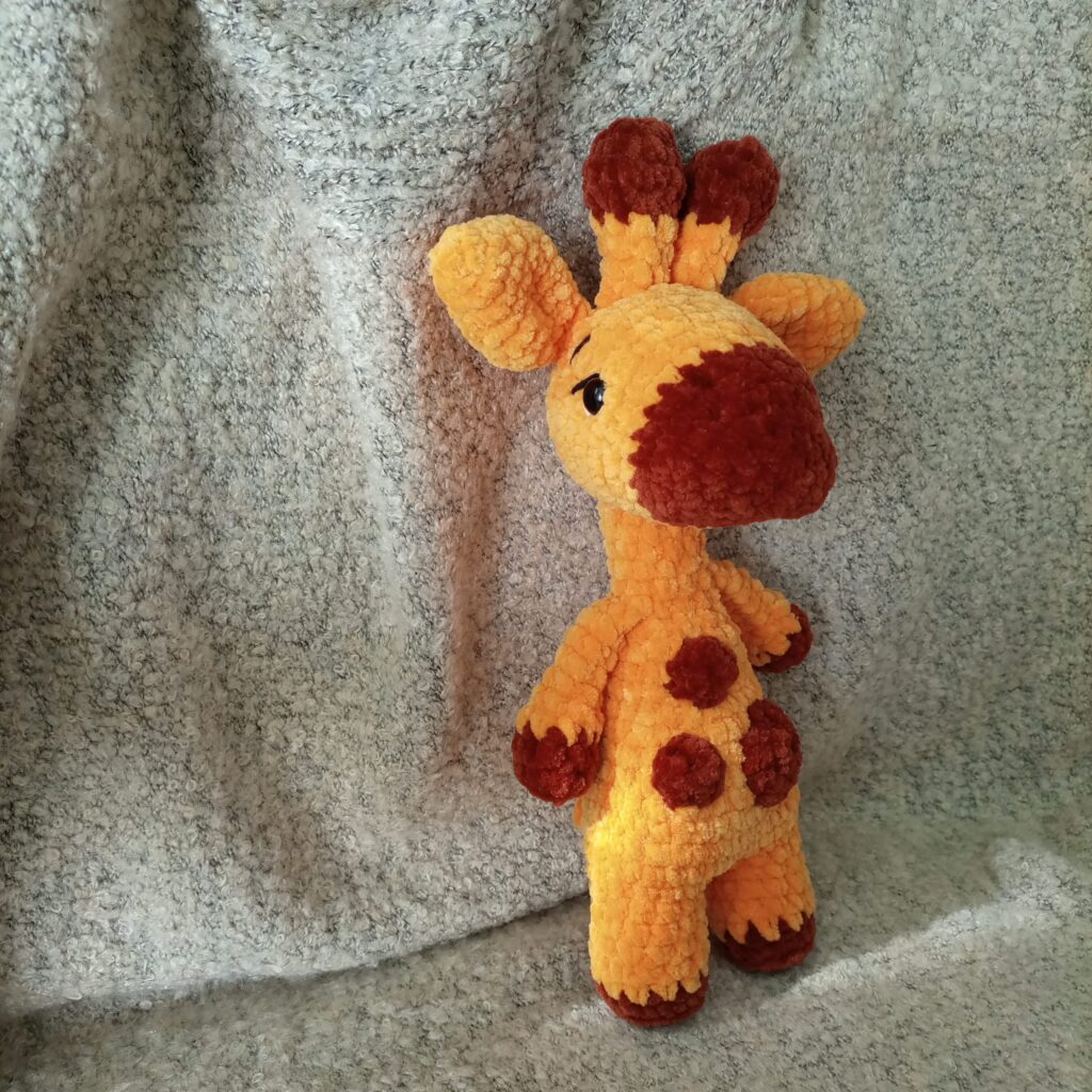Жираф вязаный