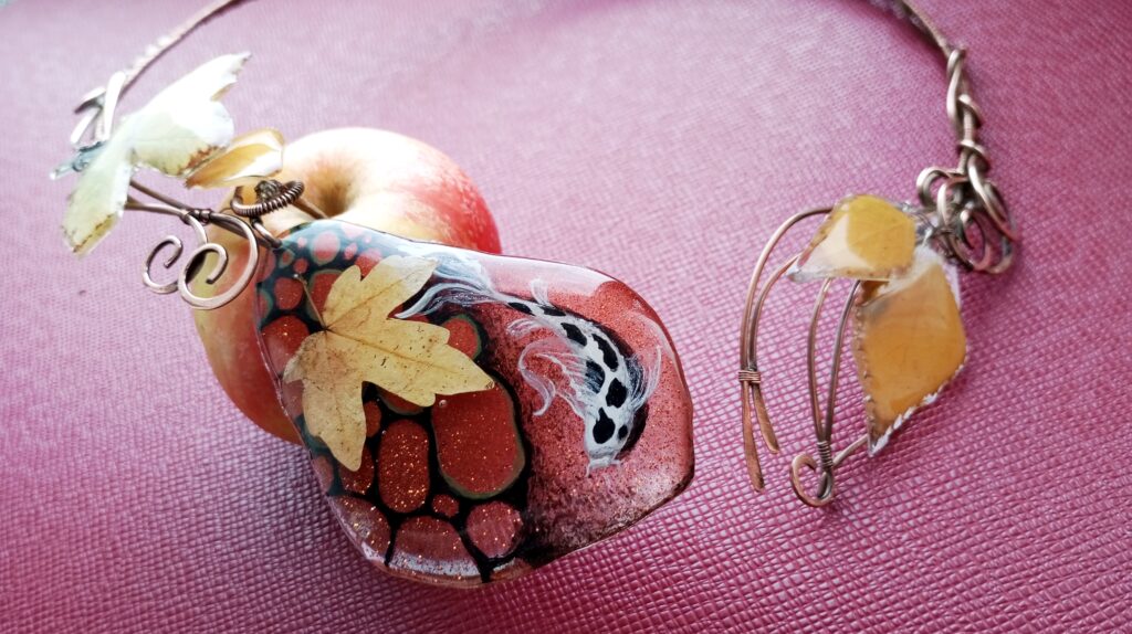 Осенние листья в пруду