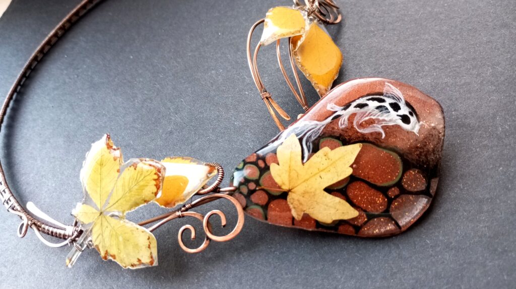 Осенние листья в пруду