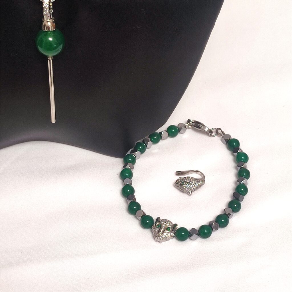 Пантера с зелеными глазами