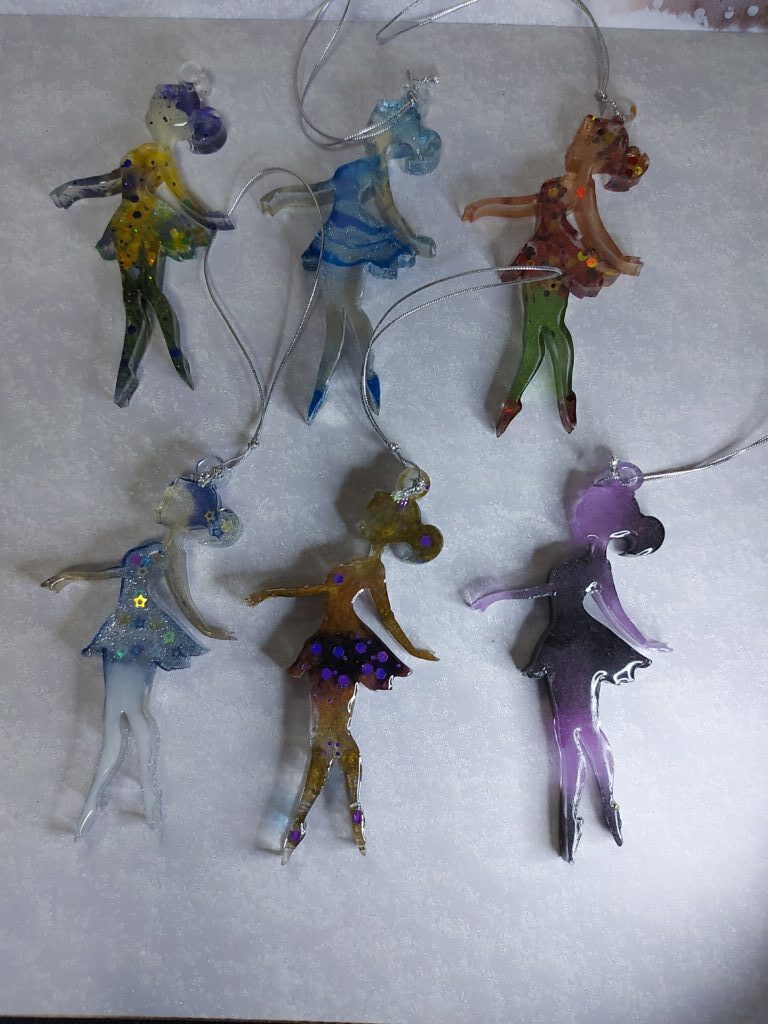 Новогодние елочные игрушки в ассортименте