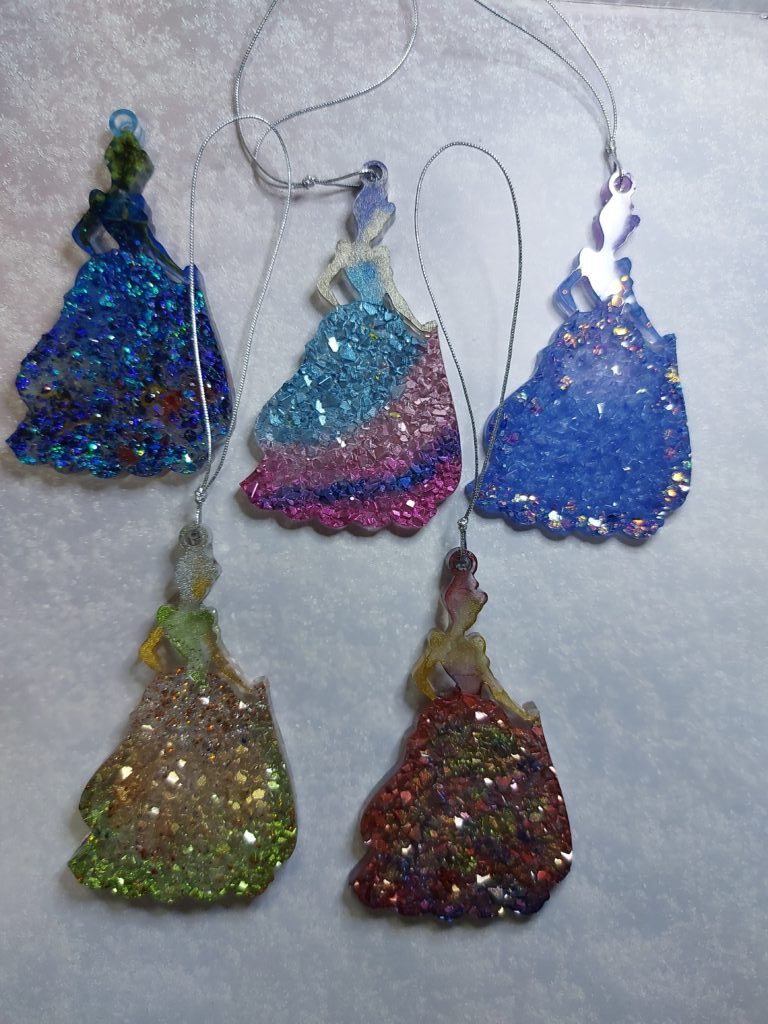 Новогодние елочные игрушки в ассортименте