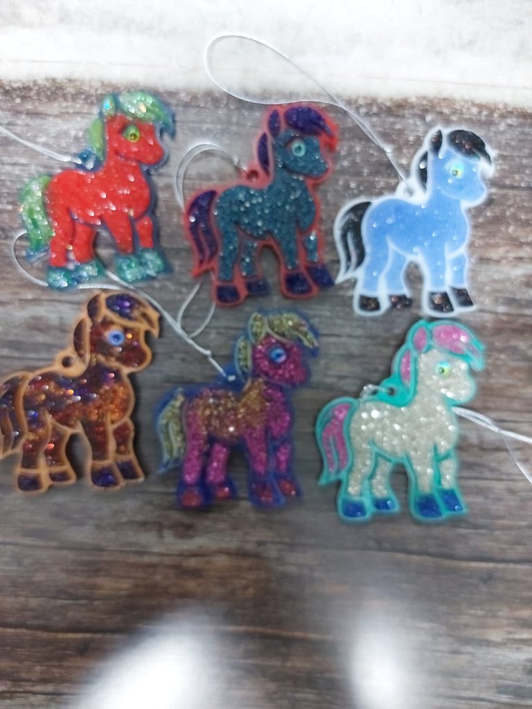 Новогодние елочные игрушки в ассортименте