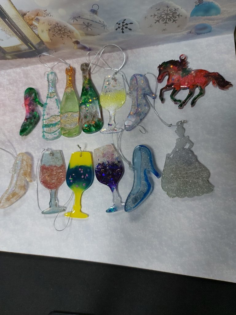 Новогодние елочные игрушки в ассортименте