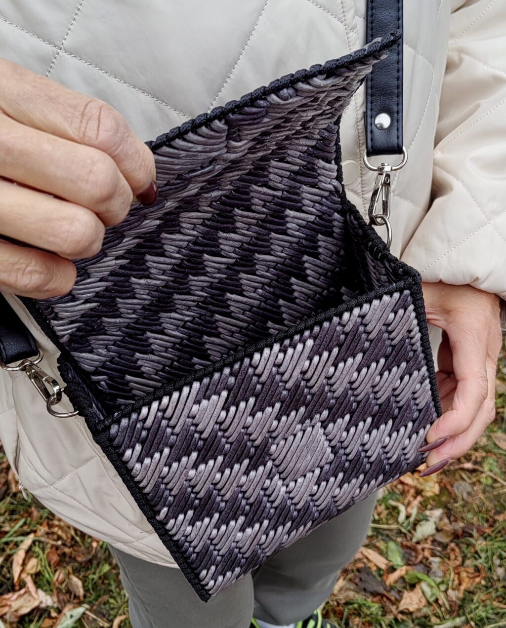 Сумка из бумажной лозы