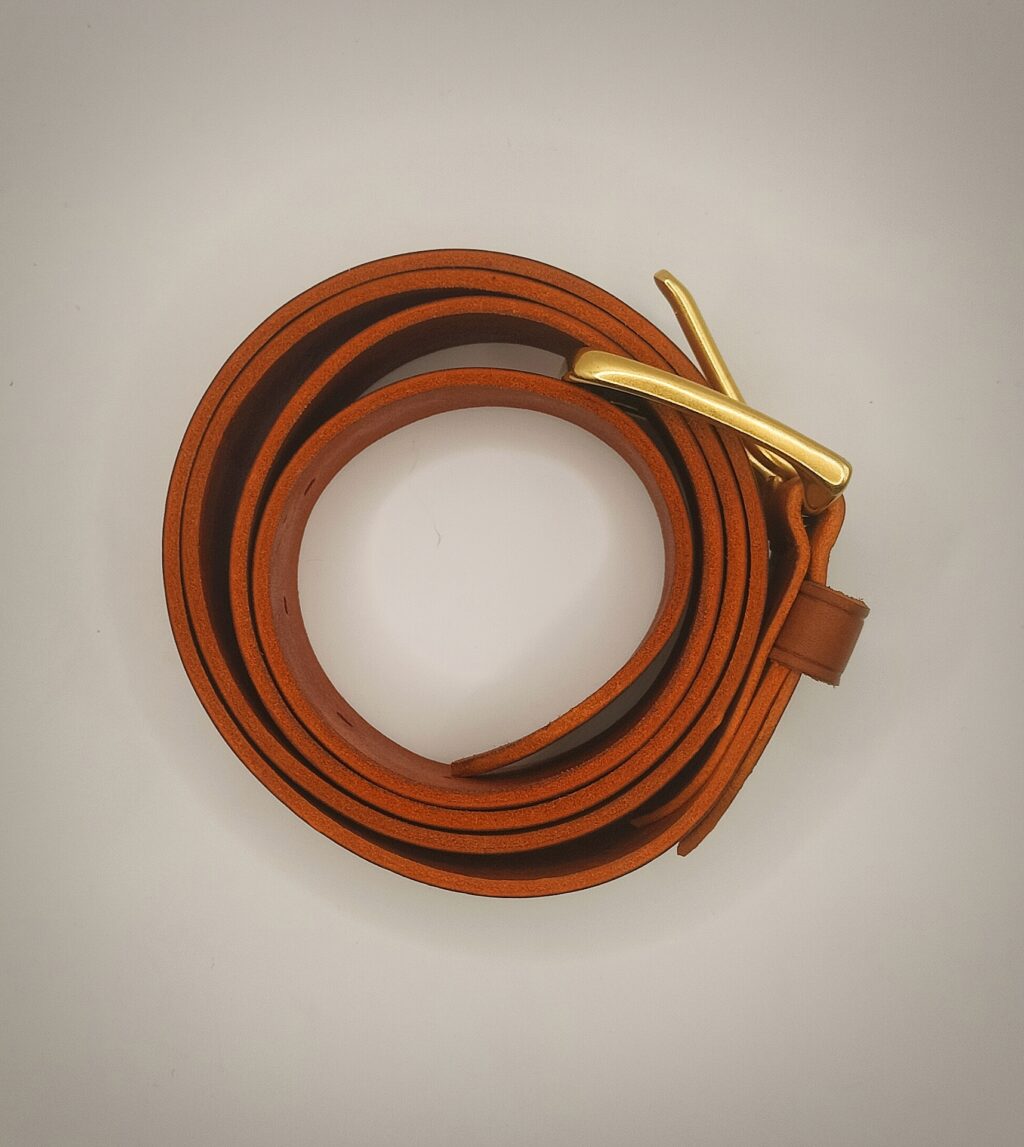 Ремень из натуральной кожи цвета коньяк