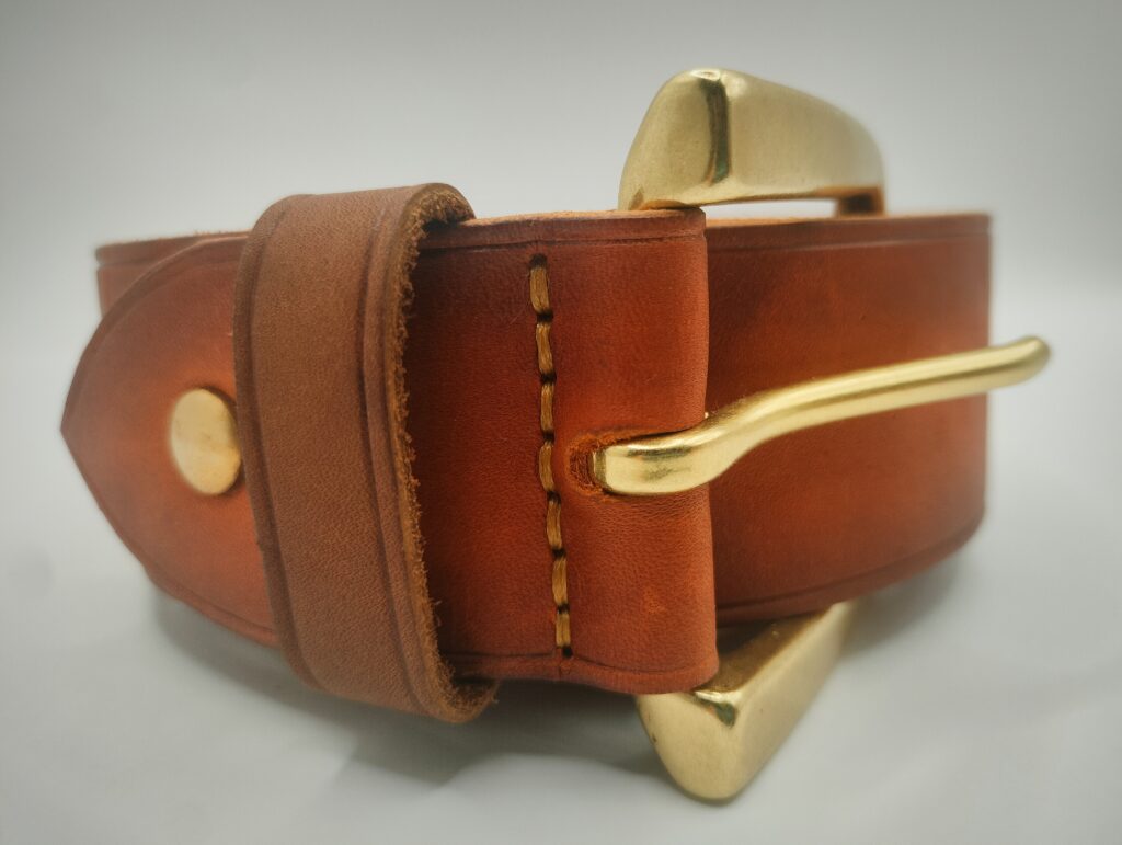 Ремень из натуральной кожи цвета коньяк