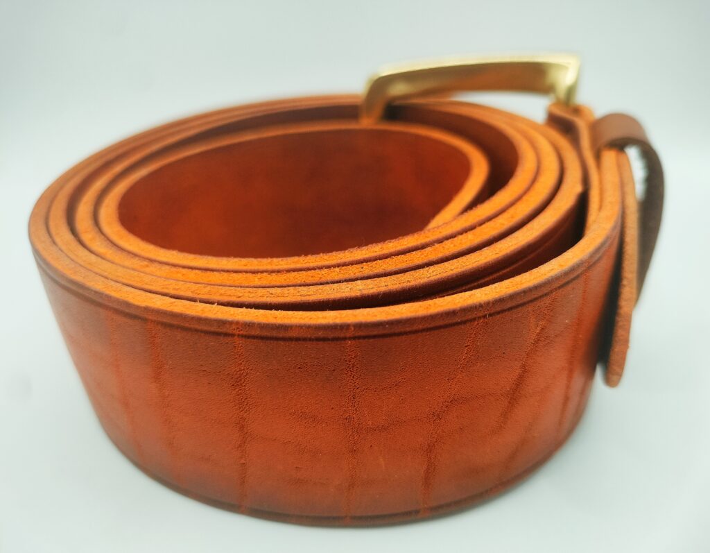 Ремень из натуральной кожи цвета коньяк