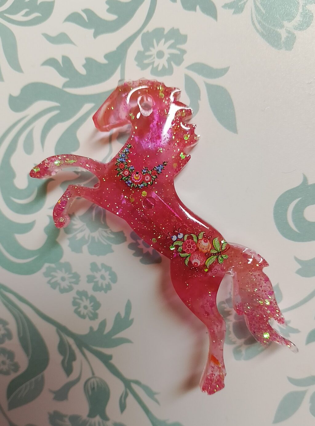 Брошь с красной лошадкой — символом 2026 года