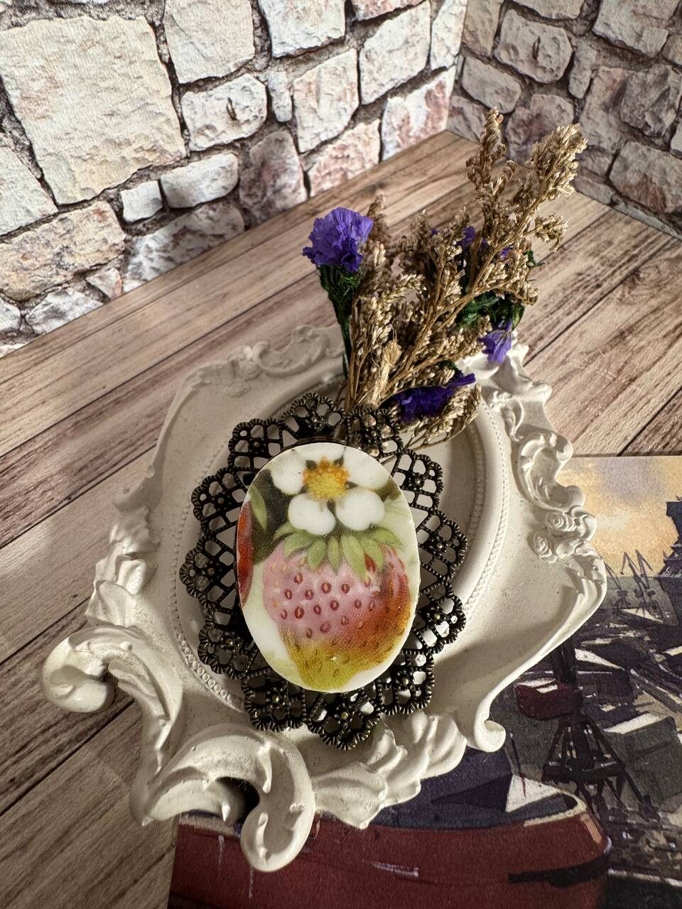 Брошь Клубничка из антикварной керамики