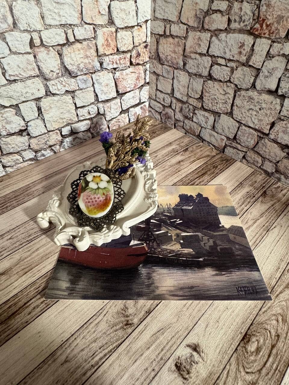 Брошь Клубничка из антикварной керамики