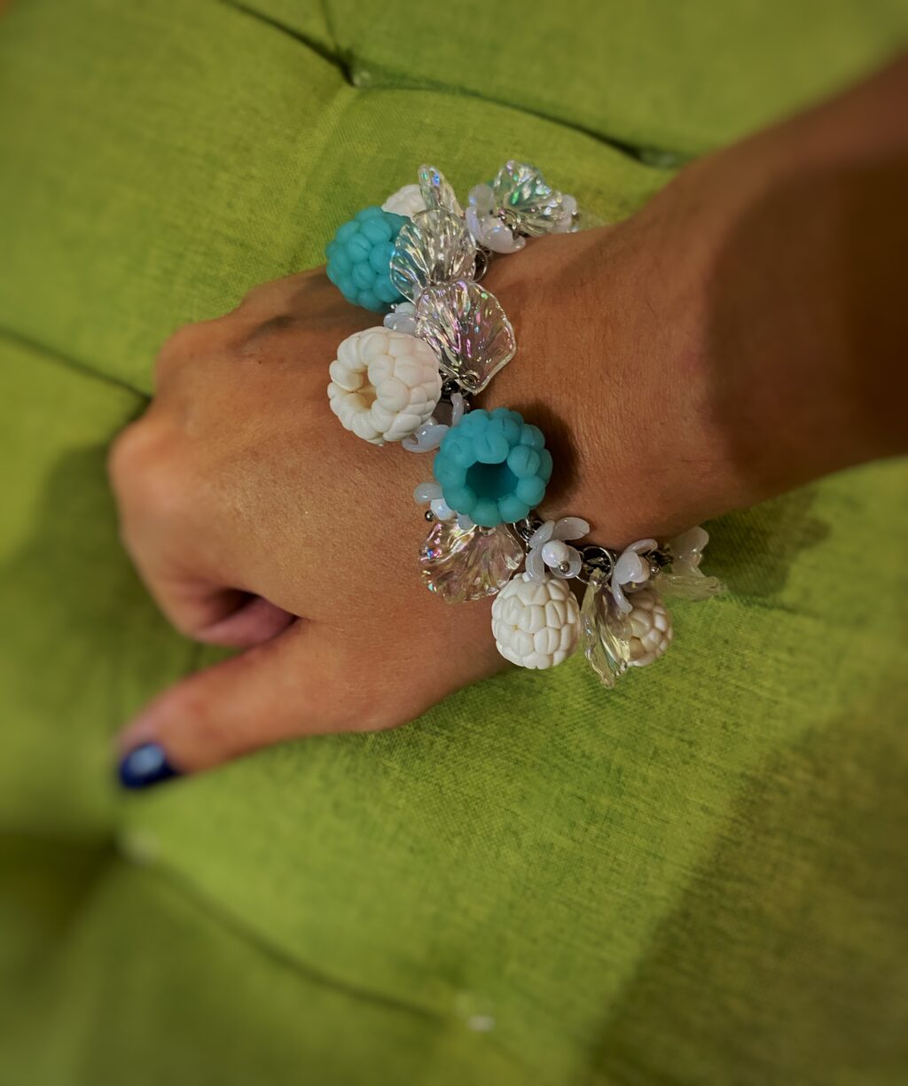 Браслет зимний с малиной