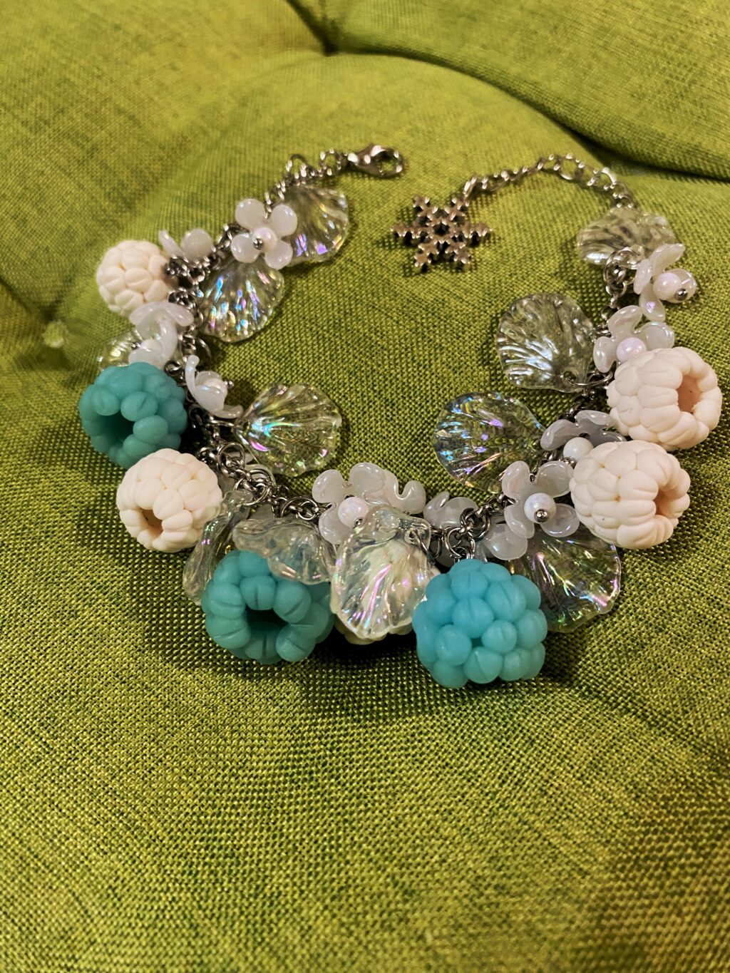 Браслет зимний с малиной