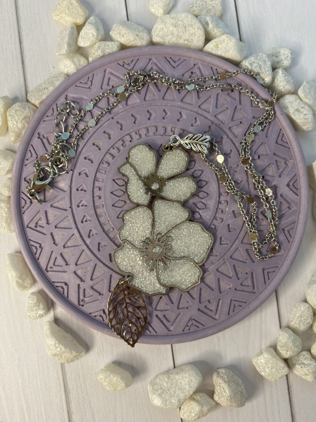 Кулон с цветами из ювелирной смолы