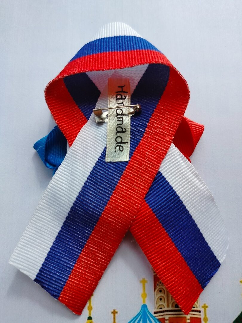 Брошь из ленты триколор