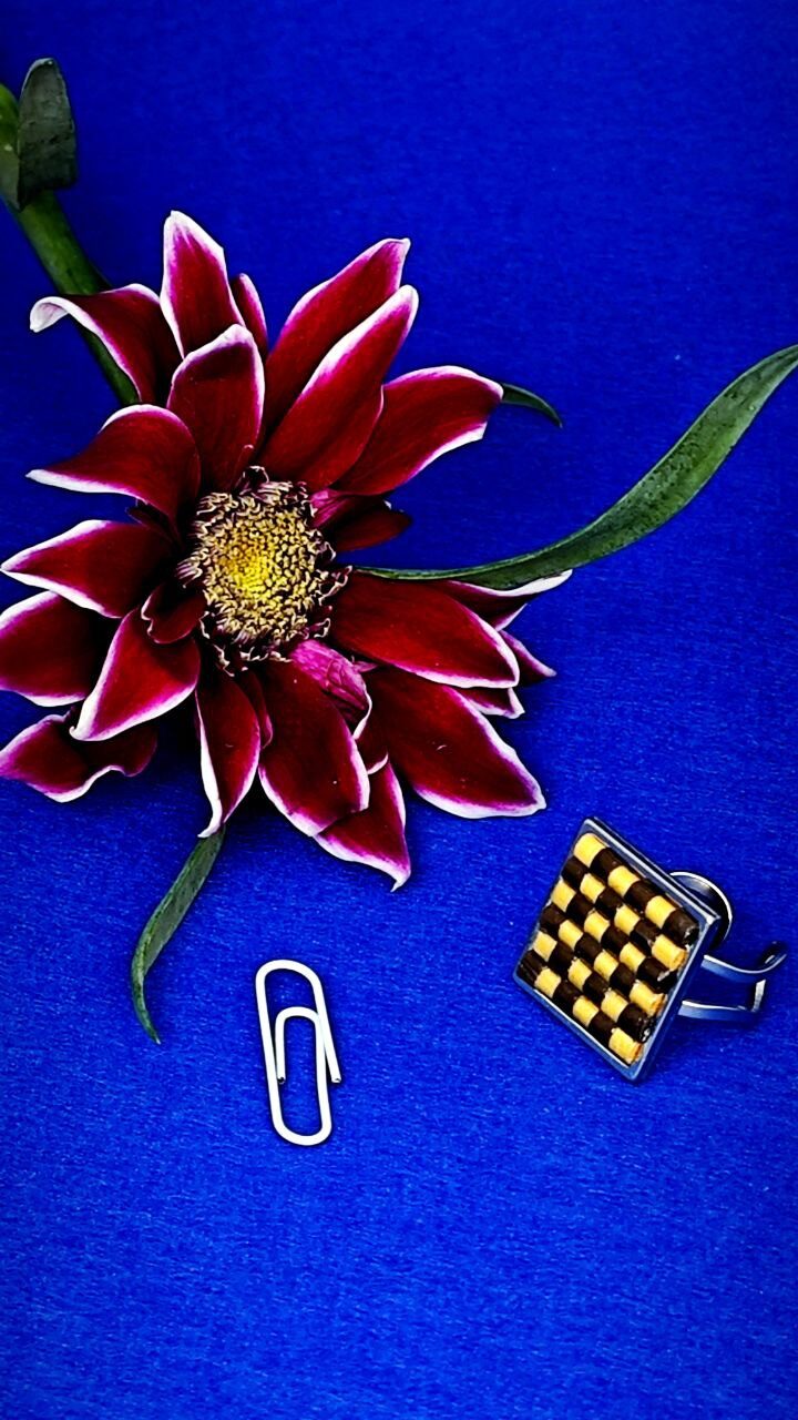 Кольцо безразмерное с элементами квиллинг.