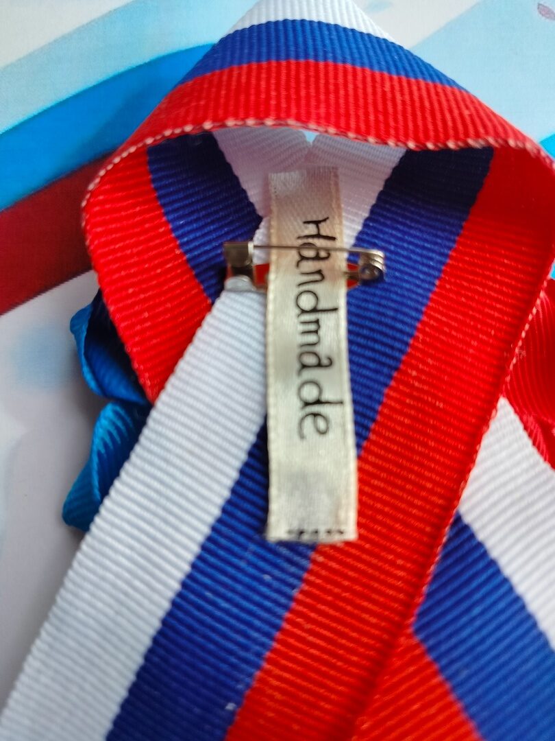 Брошь из ленты триколор