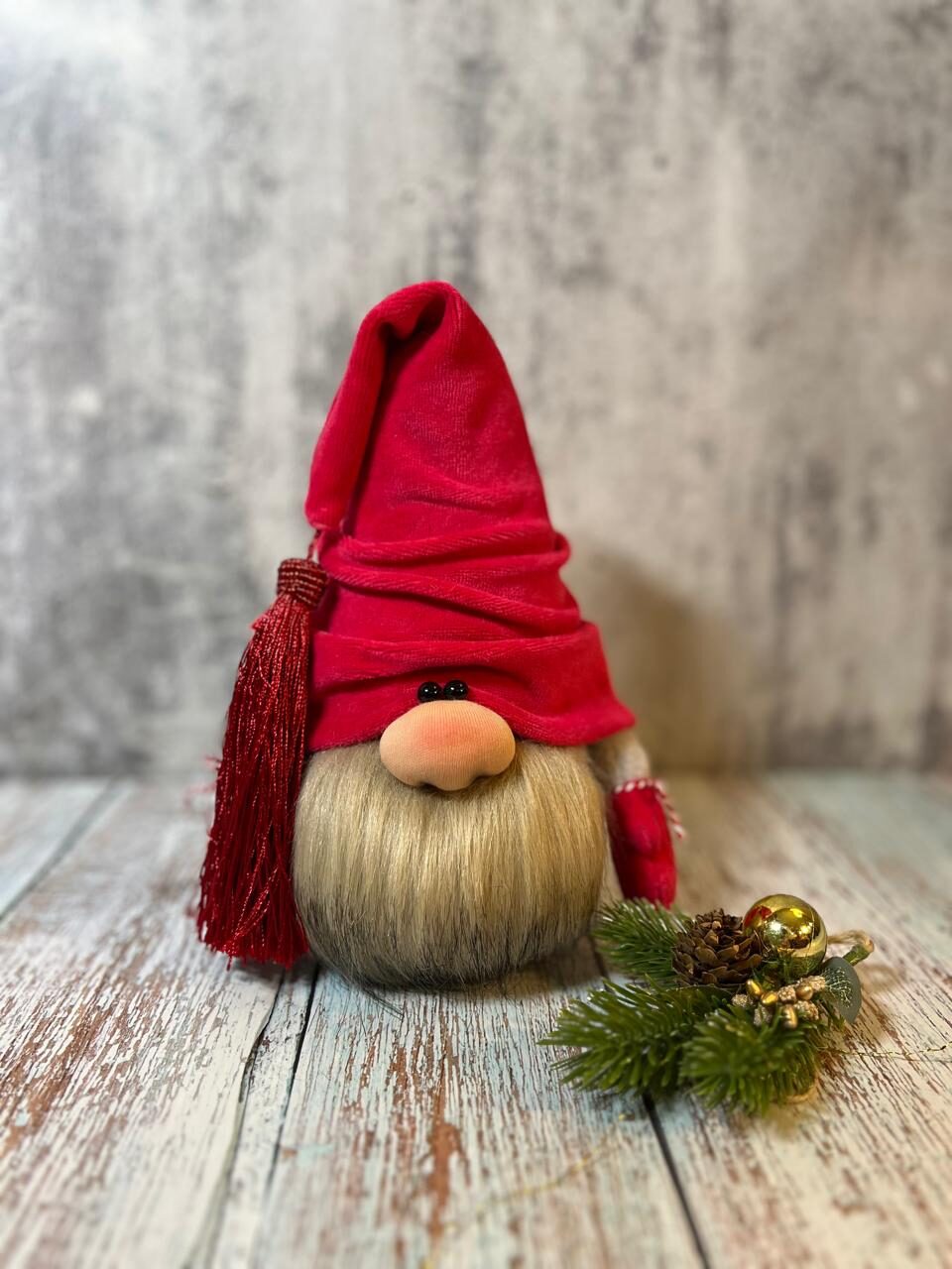 Гном декоративный ручной работы, 21 см, в красной шапке