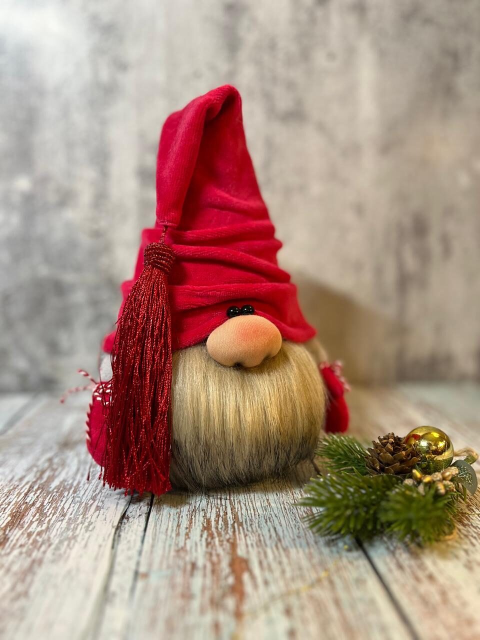 Гном декоративный ручной работы, 21 см, в красной шапке