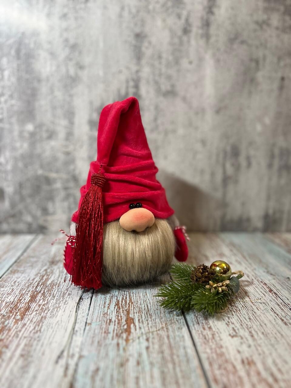 Гном декоративный ручной работы, 21 см, в красной шапке